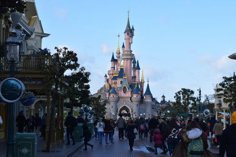 Comment le mouvement de foule de DisneyLand Paris s’est propagé sur les espaces numériques ?